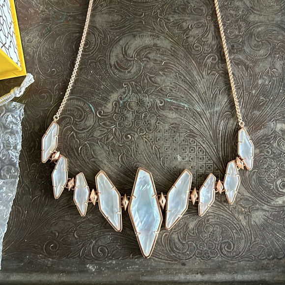 NWT mother of pearl Kendra Scott rose gold plated necklace - Picture 2 of 3